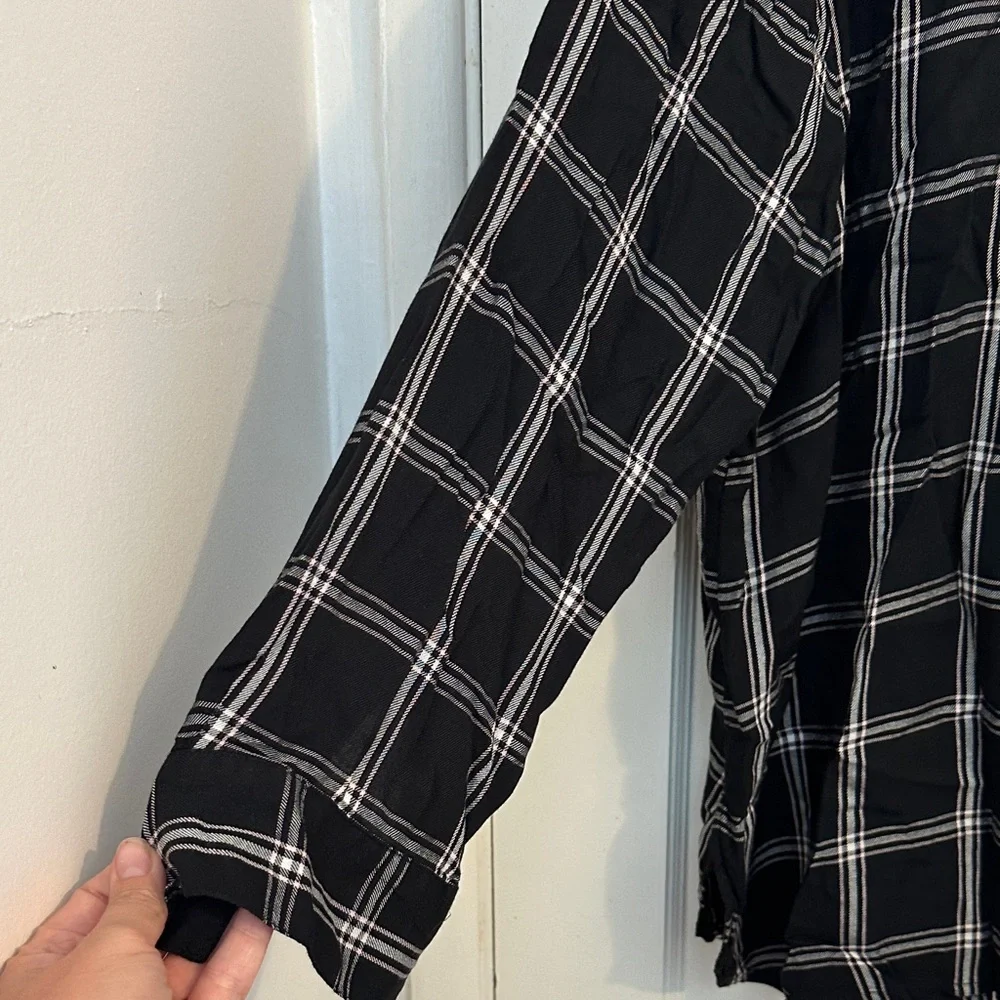 Old Navy Black and White Plaid Women's Button Down Shirt - Picture 5 of 5